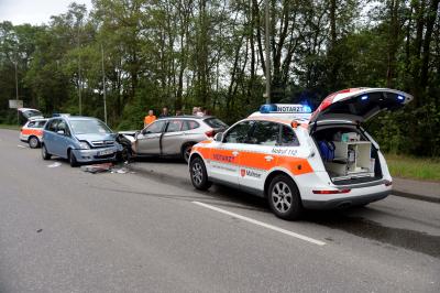Frau wird uebel und geraet in den Gegenverkehr - Zwei Verletzte bei Plochingen
